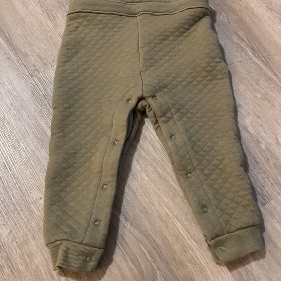 🌺 4/$20 🌺 24 mo Green quilted romper - Picture 3 of 5